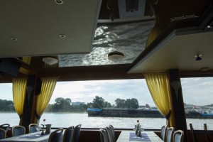 Ausflugschiff auf dem Rhein mit Spanndecke