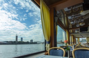Ausblick auf den Rhein auf Schiff mit Spanndecke