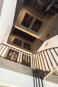 Schwarze Lackspanndecke im Treppenhaus