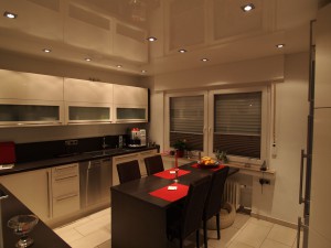 Halogenspots in der modernen Küche mit weißer Lack-Spanndecke