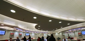 Licht hinter perforierter Spanndecke in Tickethalle des Hauptbahnhofs Berlin