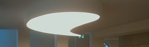 Tropfenförmige Lichtdecke im Berliner Kulturzentrum