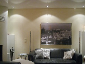 Wohnzimmer mit DIPline und mikroperforierter Spanndecke für gute Akustik