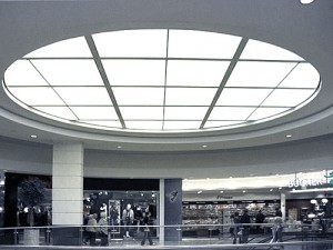 Die zentrale Lichtdecke im Atrium des Shopping-Centers