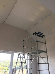 Decke modernisieren mit Spanndecke in der Dachschräge